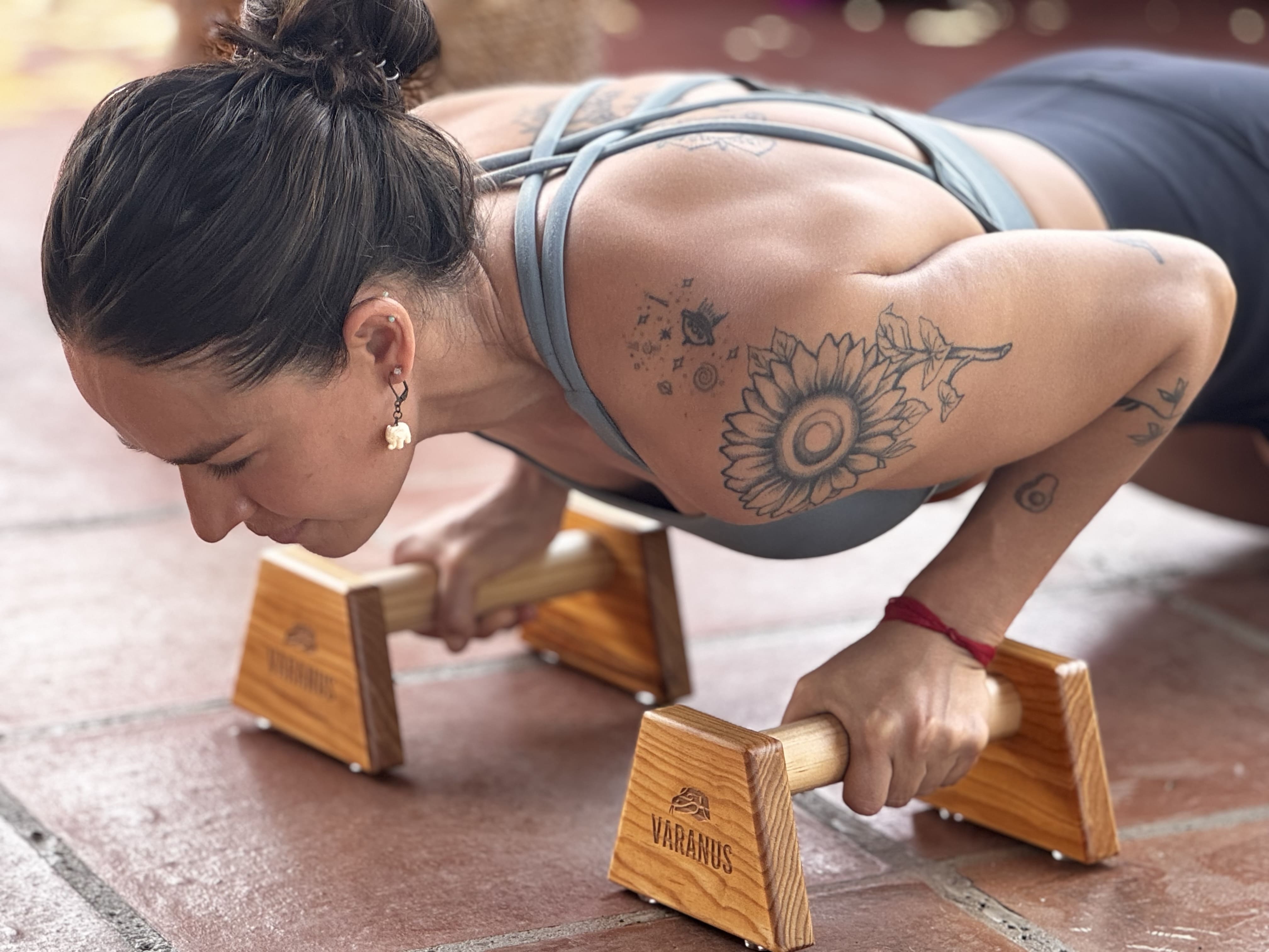 Persona entrenando con paralelas